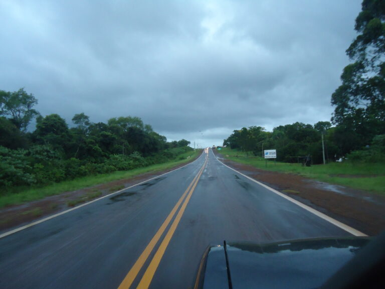 Reiterados siniestros viales en Misiones: piden extremar precauciones ante las lluvias loreto, provincia de misiones (ruta 12) en día de lluvia
