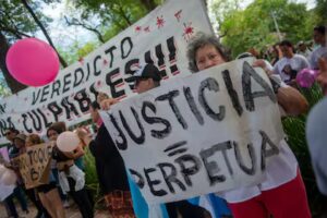 Las miradas selectivas que siguen destruyendo la confianza la puerta donde se espera el veredicto del juicio mksfoiwnnfg3zbssqypx7zpdwa