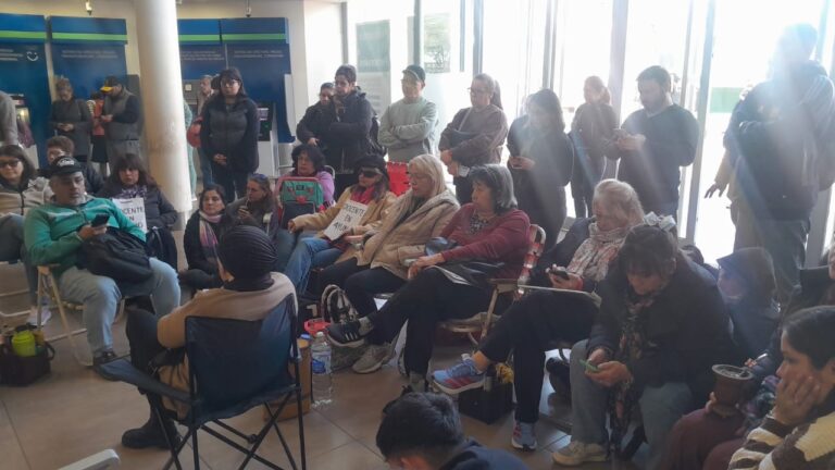 Docentes del MPL continúan con el ayuno dentro del Banco Macro de Eldorado en reclamo salarial