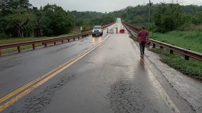 Puente Banana cortado por la crecida del Piray Guazú: quiénes pueden cruzar hoy y cómo hacerlo