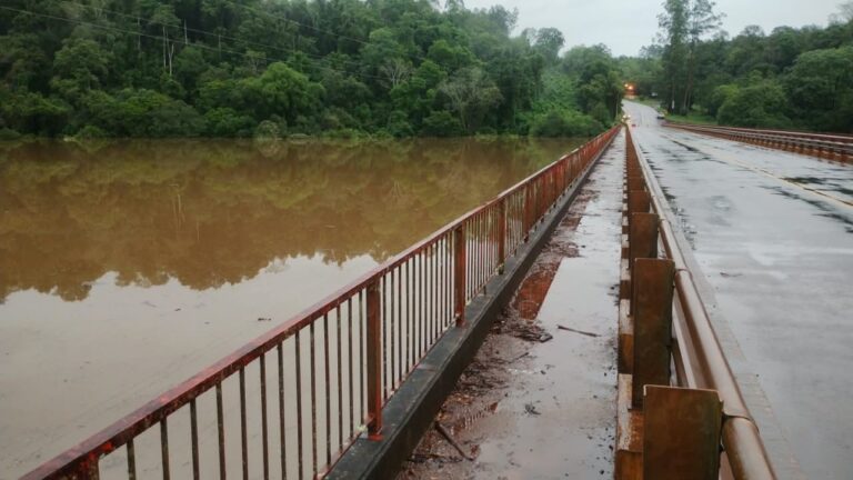 Crecida del Paraná y el Piray Guazú: restringen el tránsito en el puente Banana y aumenta la preocupación en el norte de Misiones